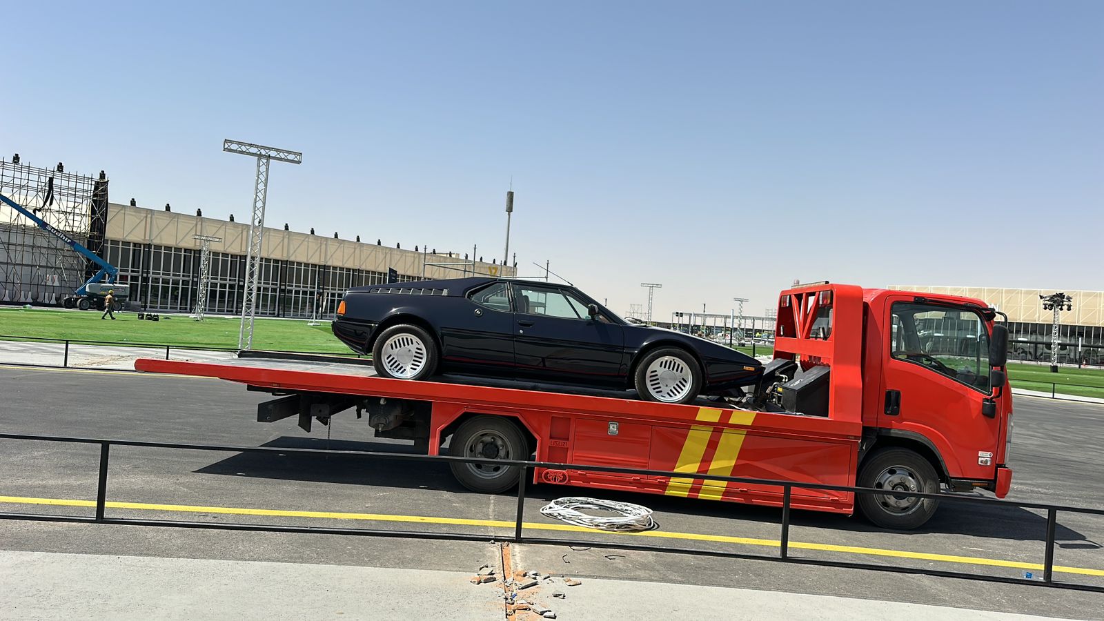 نقل السيارات المنخفضة والفاخرة